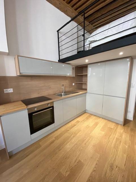Aménagement d'une cuisine petit espace dans un studio avec mezzanine à Lyon 6
