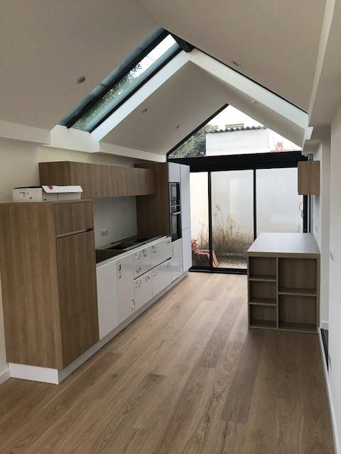Création d'un coin cuisine dans une extension avec verrière de toit à Villeurbanne proche Lyon