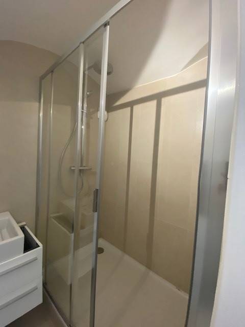 Rénovation d'une salle de bain avec douche et portes coulissantes à Lyon 1
